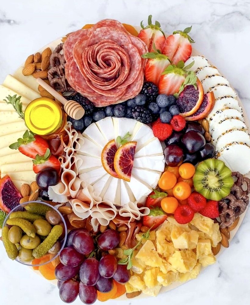 La Traviata medium charcuterie board